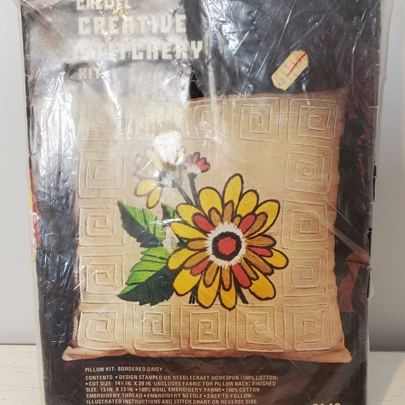 Vintage 1975 Crewel Creative Stitchery Pillow Kit Bordered Daisy New in Package - Picture 2 of 4
